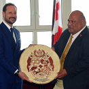 Neste dag startet med et møte med visestatsminister Semisi Sika. Kronprinsen fikk Tongas våpenskjold i gave under besøket. Foto: Sven Gj. Gjeruldsen, Det kongelige hoff